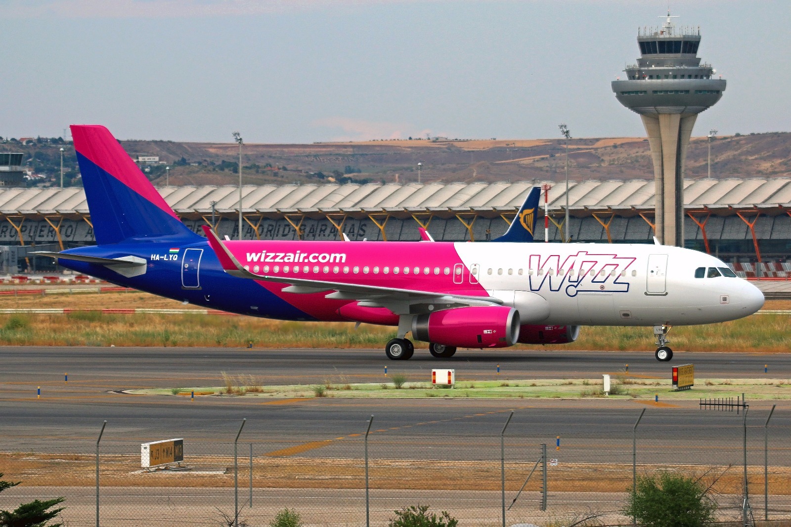 W8_A320_HA-LYQ